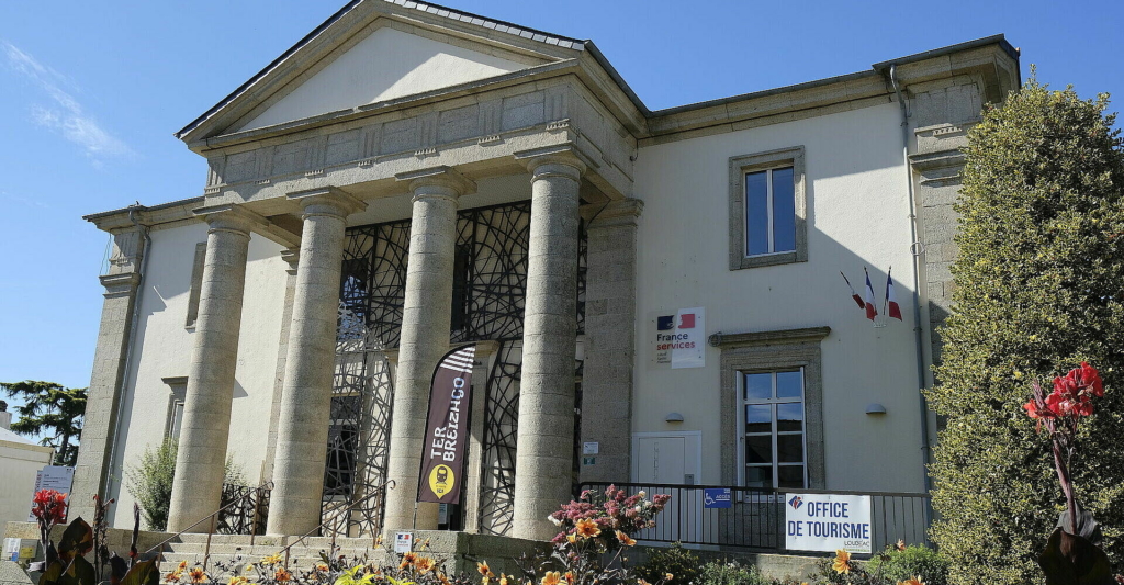 Façade de la Maison France Services de Loudéac, qui accueille l’office de tourisme
