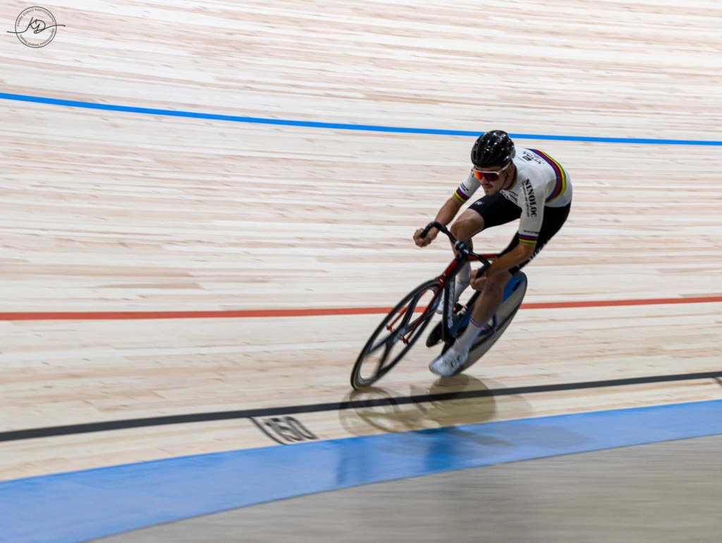 Alexandre Léauté sur la piste Henri-Caresmel du Vélodrome de Bretagne