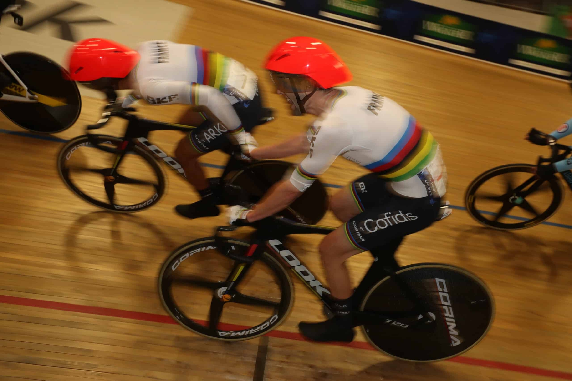 Passage de relais à la main lors d’une course à l’américaine au championnat d’Europe sur piste à Granges