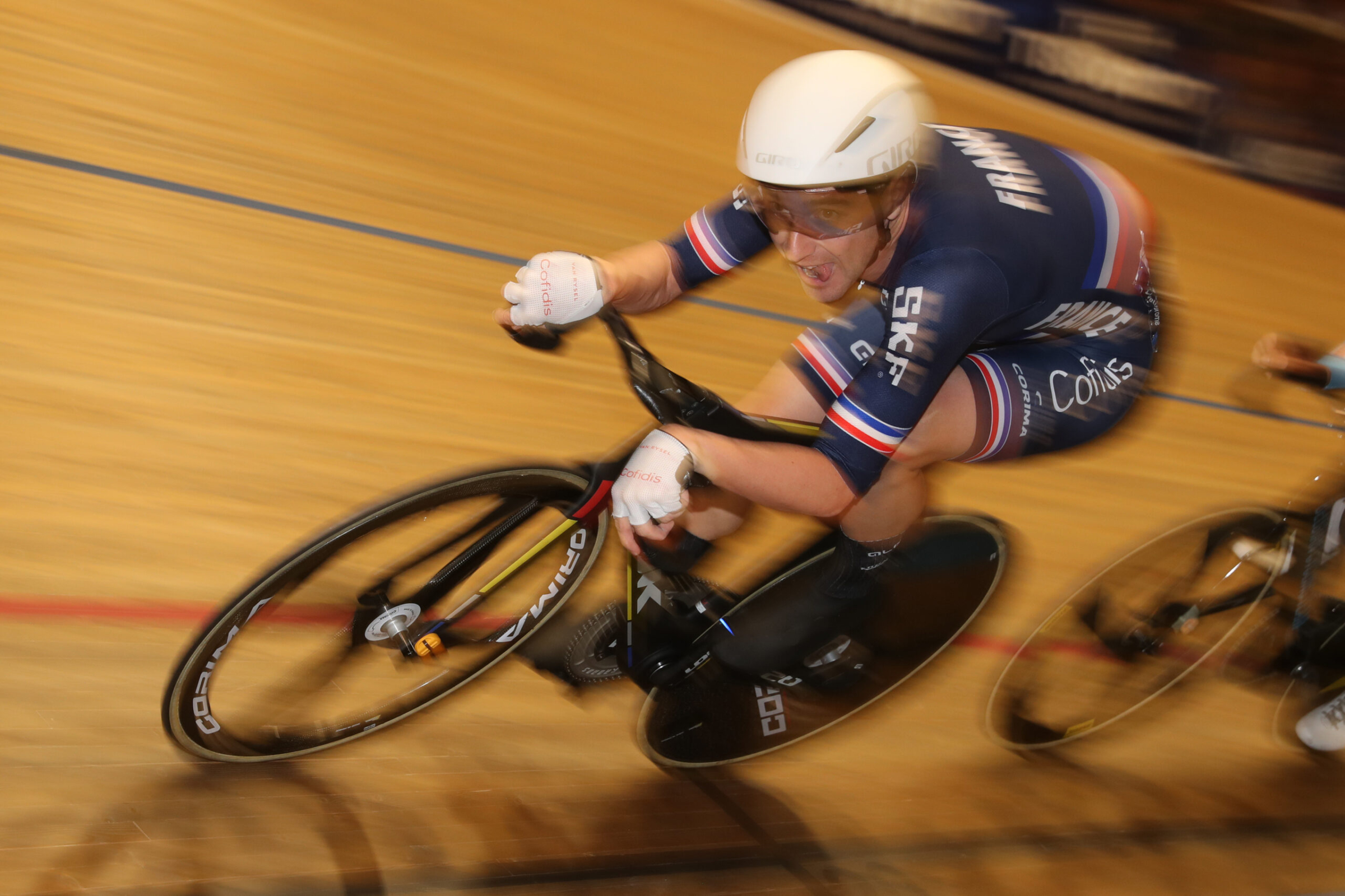 Coureur en course lors de l’omnium hommes au championnat d’Europe sur piste à Granges