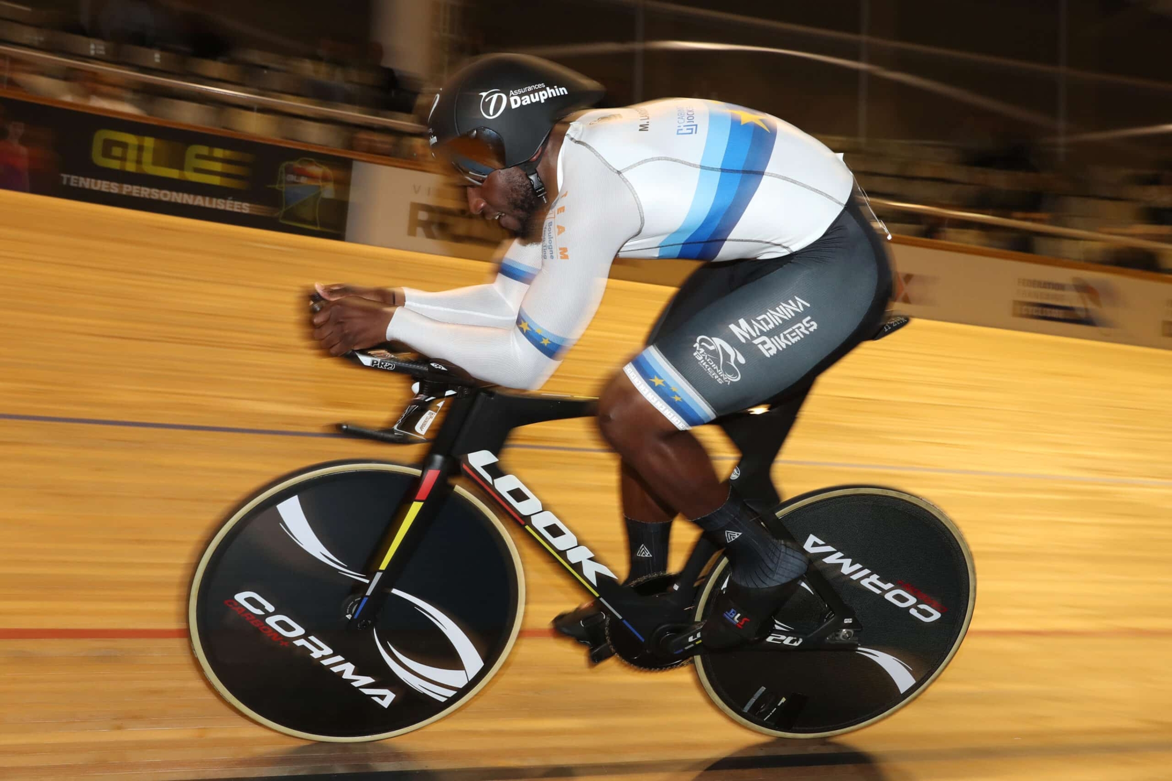 Coureur en plein effort sur le kilomètre au championnat de France sur piste à Roubaix