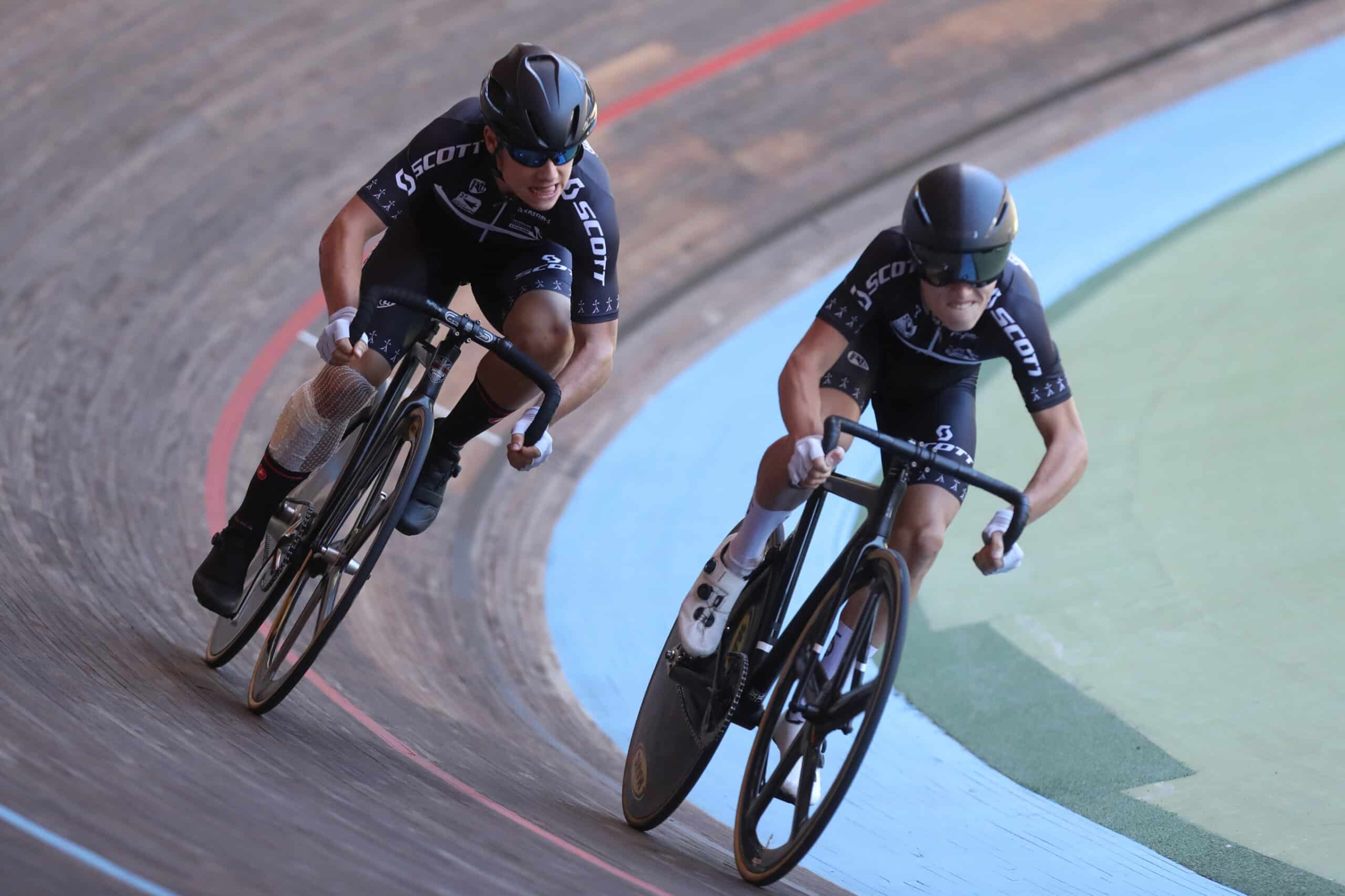 Duel de vitesse individuelle entre deux coureurs cadets au championnat de France sur piste à Hyères
