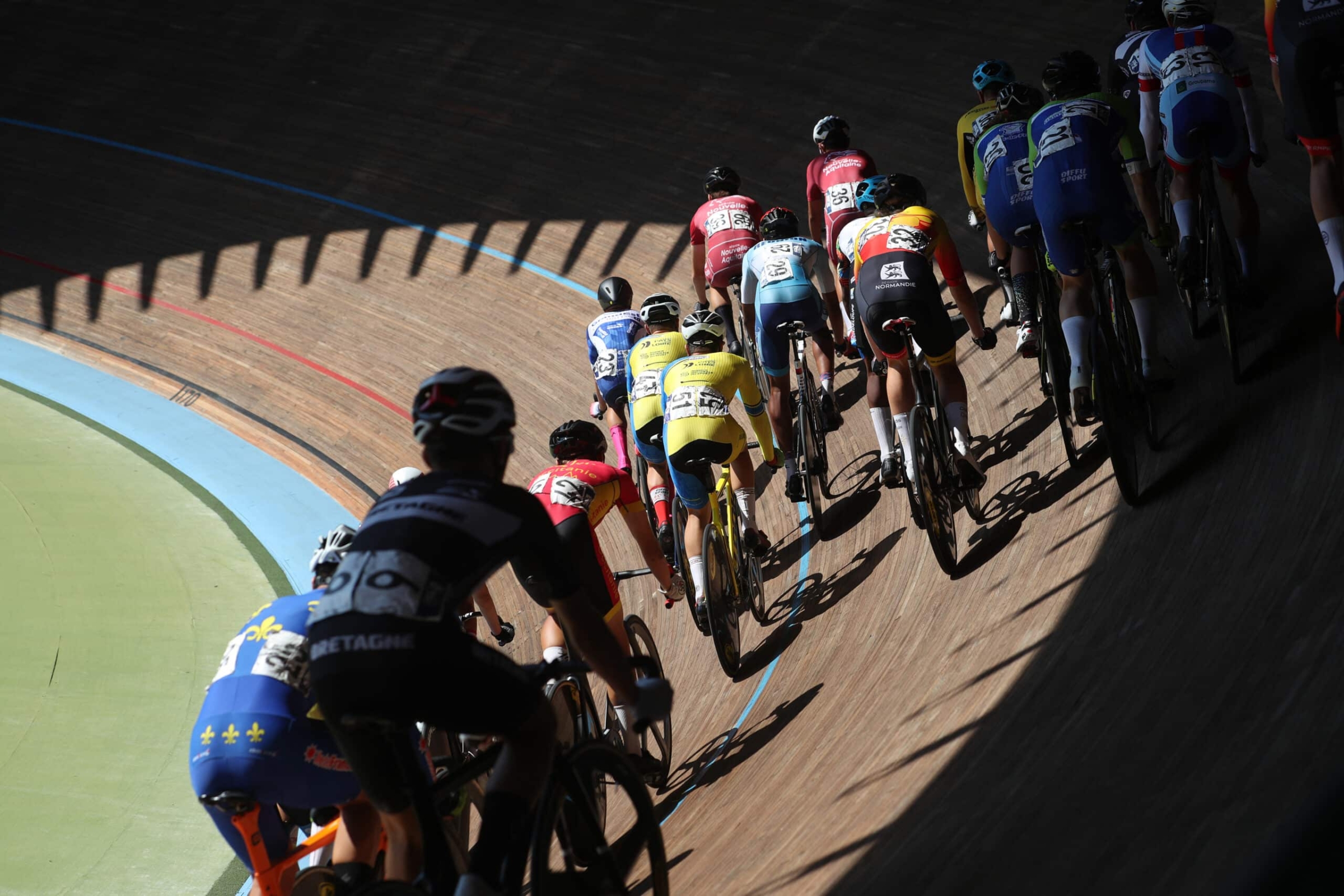 Peloton lors d’une course aux points au championnat de France sur piste à Hyères