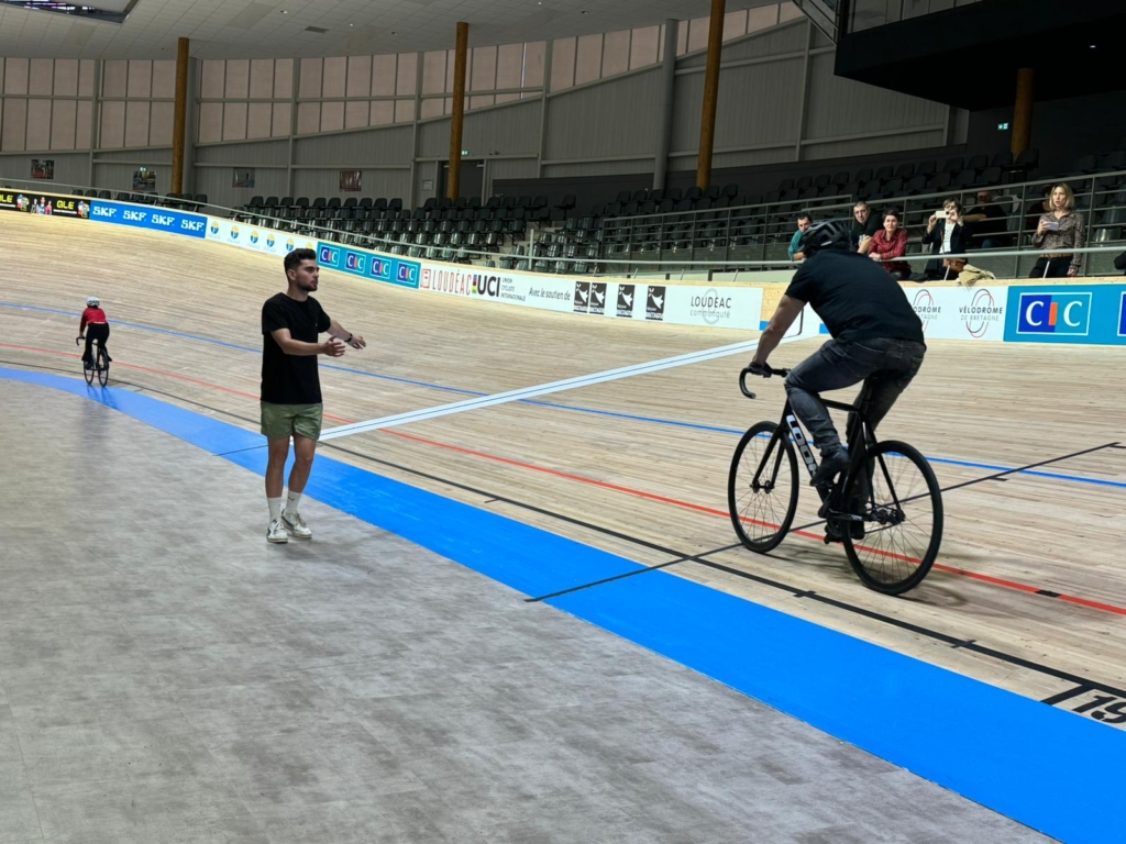 Baptême de piste encadré par un éducateur sur la piste du Vélodrome de Bretagne