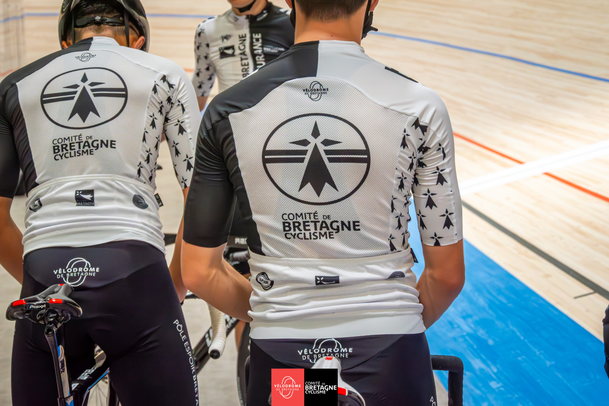 Jeunes coureurs du Pôle Espoir à l'entraînement au Vélodrome de Bretagne